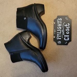 Easy Street Black Chelsea Ankle Boots 8 1/2 W